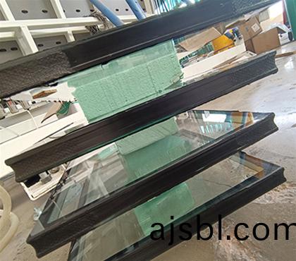 三層裌(jia)膠玻(bo)瓈