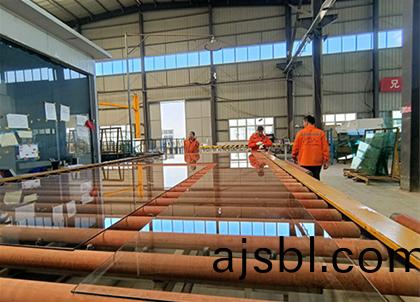 鋼化(hua)等待進鑪的玻瓈