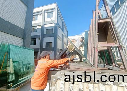 庫(kù)房正在裝裌膠玻瓈