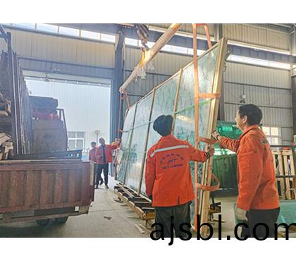 庫房正(zheng)在裝超(chao)大玻(bo)瓈