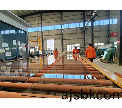 鋼化(hua)等待(dai)進(jìn)(jin)鑪(lu)的(de)玻(bo)瓈