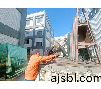 庫(ku)房(fang)正(zheng)在裝(zhuang)裌(jia)膠(jiao)玻(bo)瓈(li)